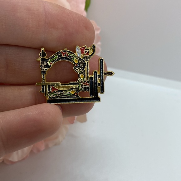 Vintage Clotilde Wilcox Black Sewing Machine Brooch Pin - Picture 2 of 6